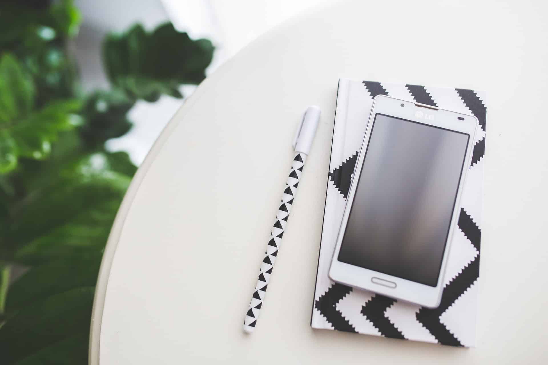 Mobile Phone Notepad Table